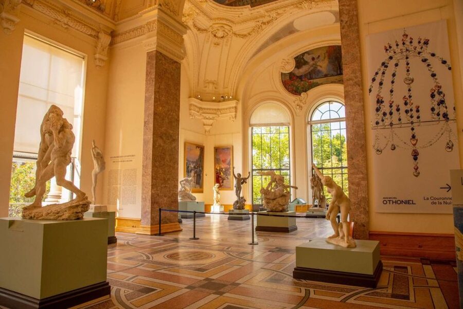 Amsterdam Family Friendly Historical Walking Tour - Begijnhof gives the walk a quiet change of pace