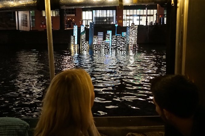 Amsterdam Festival of Lights Cruise by Captain Dave - The guides make the small boat feel social