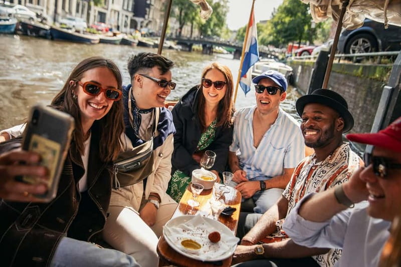 Amsterdam: Food and Canal Tour - The private canal cruise is more than a photo stop