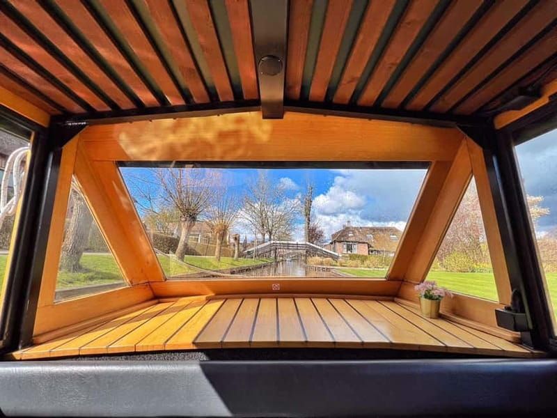 Amsterdam: Giethoorn, Afsluitdijk and Zaanse Schans Day Trip - Giethoorn by boat, foot, and canal bridge