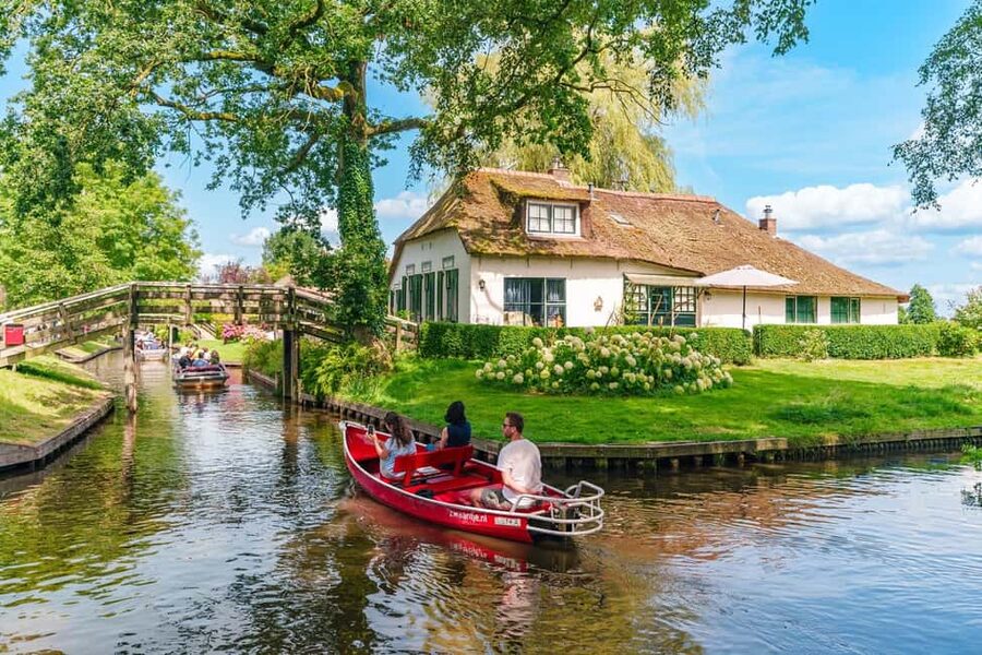 Amsterdam: Giethoorn Day Trip with Boat Tour - Why Giethoorn works as a day trip from Amsterdam