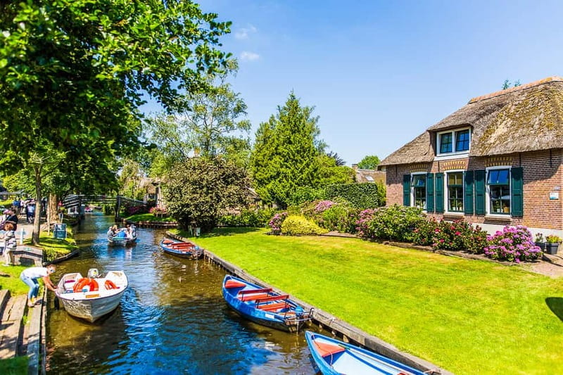 Amsterdam: Giethoorn Day Trip with Boat Tour - Arriving in Giethoorn, a village shaped by canals