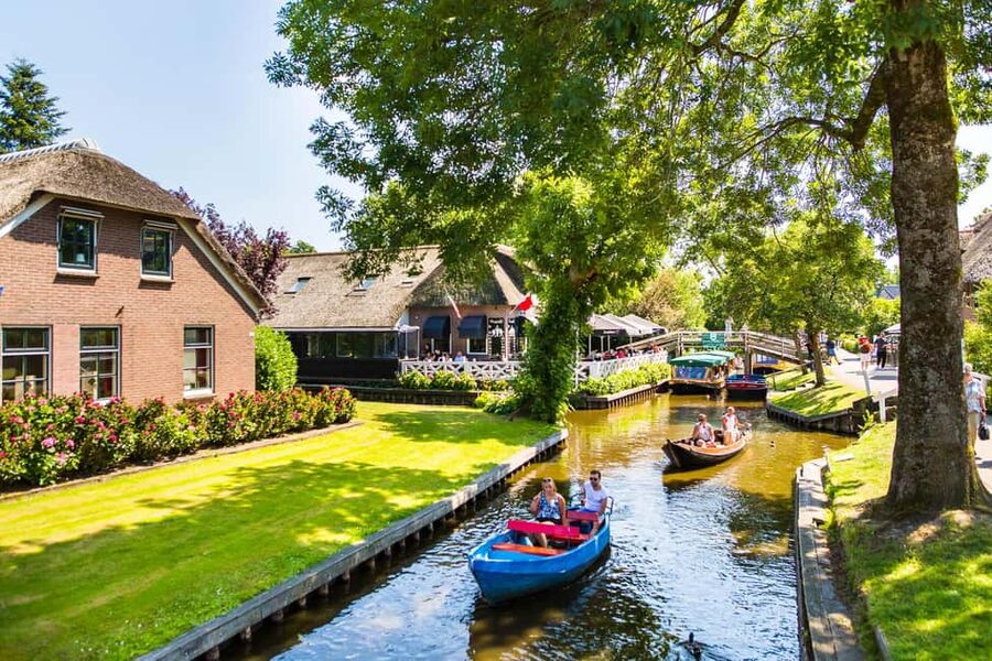 Amsterdam: Giethoorn Day Trip with Boat Tour - Free time for lunch and a closer look