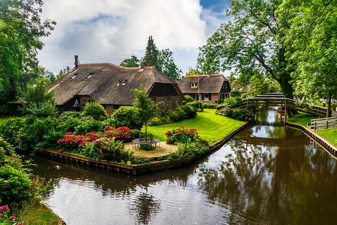 Amsterdam: Giethoorn Tour Scenic Cruise, Cheese & Free Time - Arriving in Giethoorn for the one-hour cruise