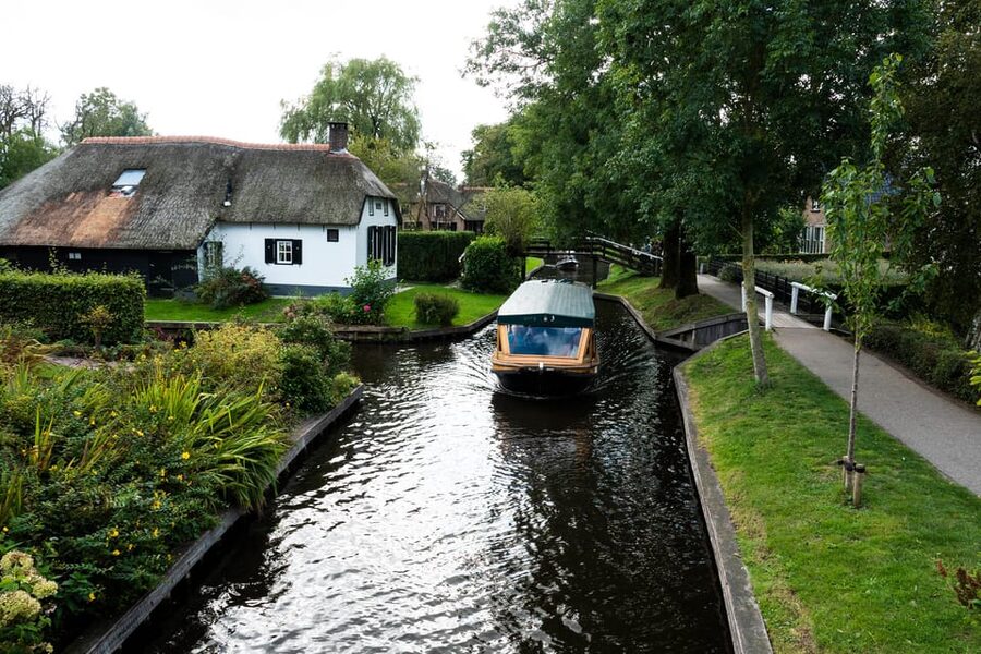 Amsterdam: Giethoorn Tour Scenic Cruise, Cheese & Free Time - Cheese tasting and the Henri Willig discount