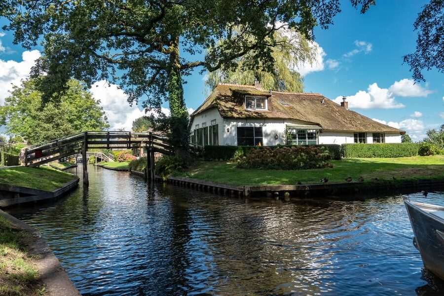Amsterdam: Giethoorn Tour Scenic Cruise, Cheese & Free Time - How busy and independent the experience feels