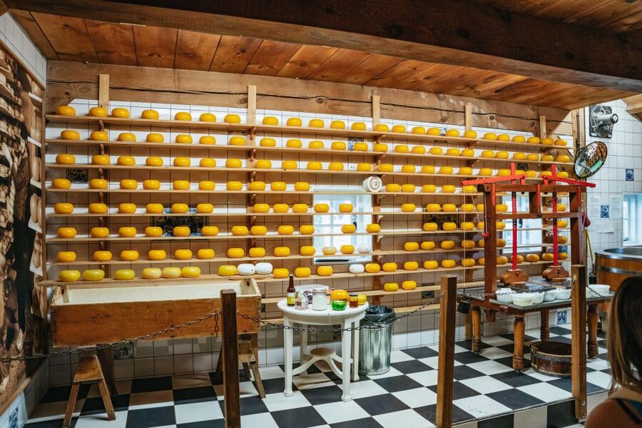 Amsterdam: Giethoorn, Volendam, and Zaanse Schans Tour - Booking details worth knowing