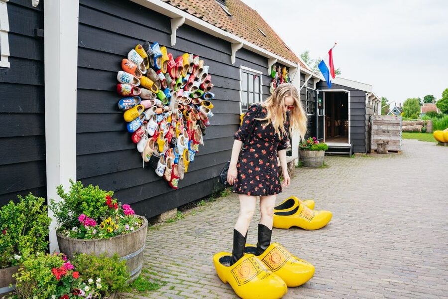Amsterdam: Giethoorn, Volendam, and Zaanse Schans Tour - Volendam harbor: a colorful fishing village stop