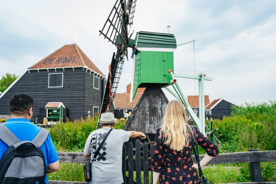 Amsterdam: Giethoorn, Volendam, and Zaanse Schans Tour - The guide can shape the whole experience