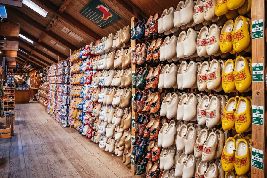 Amsterdam: Giethoorn, Volendam, and Zaanse Schans Tour - Zaanse Schans: windmills, clogs, and cheese