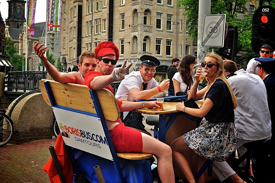 Amsterdam: Guided Beer or Prosecco Bike Tour - Music, group energy, and the private format