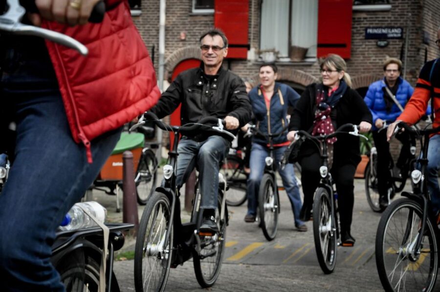 Amsterdam: Guided City Bike Tour in French - Starting at IJdok and riding into old Amsterdam