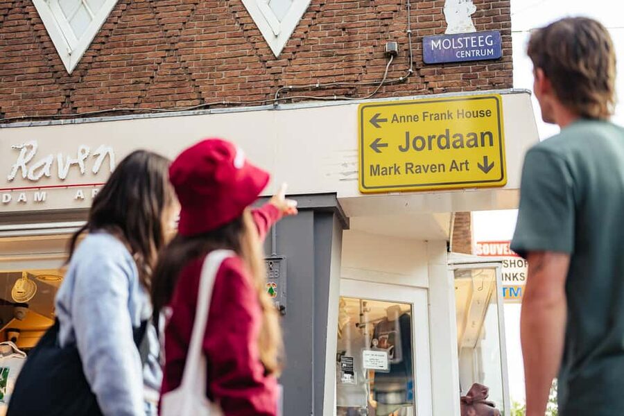 Amsterdam: Guided Cultural Food Tour in German or English - Meeting under the National Monument