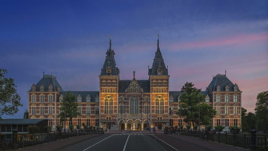 Amsterdam: Guided Rijksmuseum Tour in Spanish - The Rijksmuseum building deserves its own look