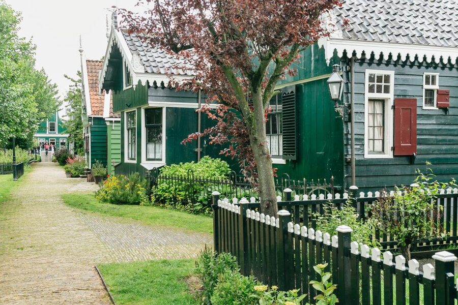 Amsterdam: Guided Zaanse Schans, Windmills & Cheese Tour - Who should book this tour?