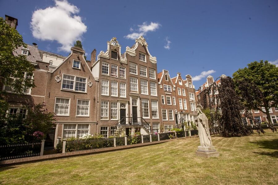 Amsterdam: Hidden Gems & Highlights Guided Bike Tour - What the Guides Add
