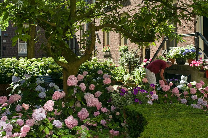 Amsterdam: Hidden Gems Walking Tour in German - Hofje Van Brienen and Karthuizerhof