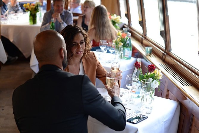 Amsterdam: High Tea Cruise - The crew and the level of explanation
