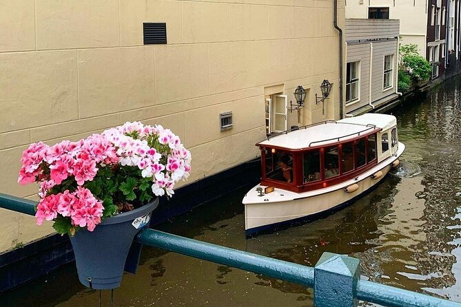 Amsterdam Highlights Canal Cruise with a Drink - What the guides add to the experience