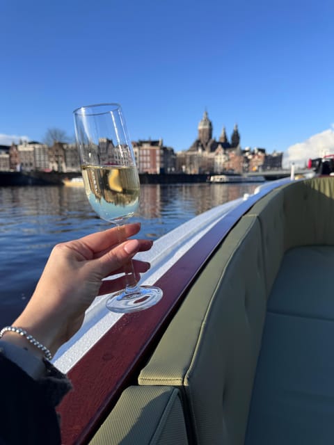 Amsterdam: Historic Boat Cruise with open bar and nibbles - Why Sophie feels different from a standard canal boat