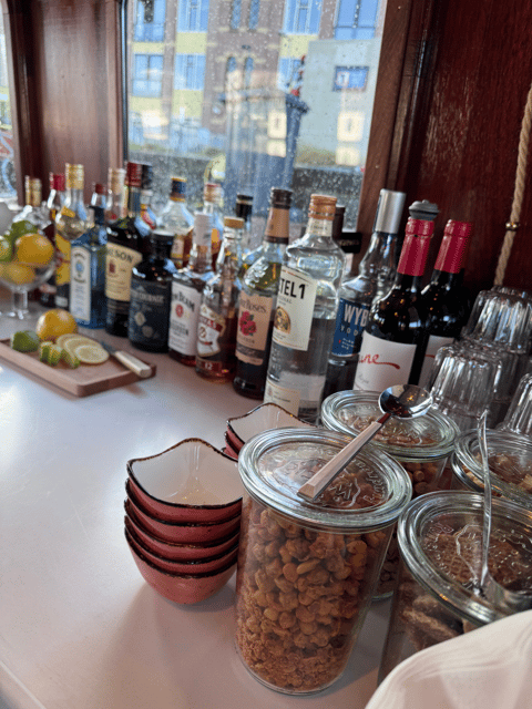 Amsterdam: Historic Boat Cruise with open bar and nibbles - The open bar and light snacks