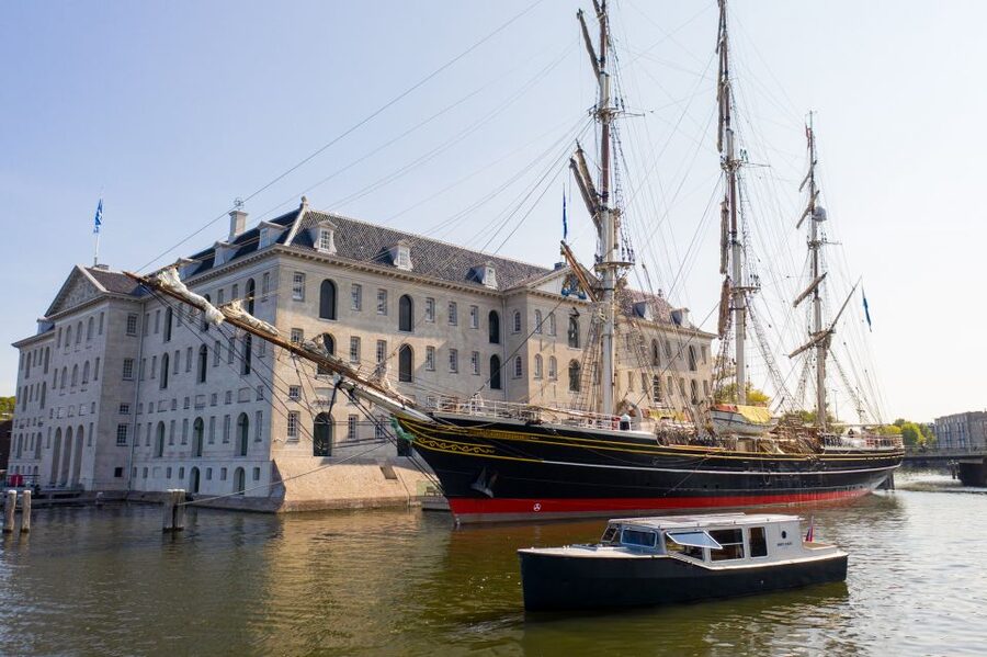Amsterdam: Historic Boat Cruise with open bar and nibbles - A 1.5-hour route through Amsterdam-Centrum