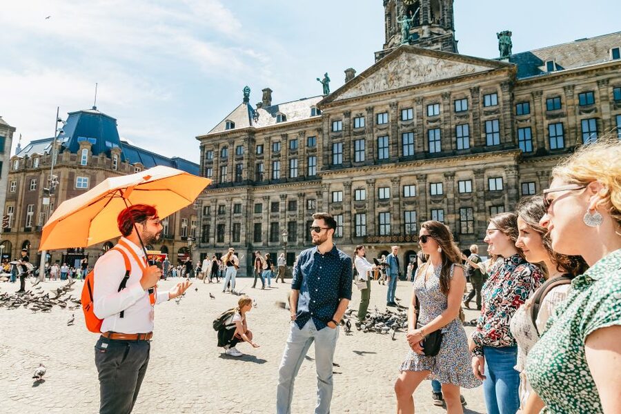 Amsterdam: Historical Highlights Walking Tour with Tasting - The guide makes the difference