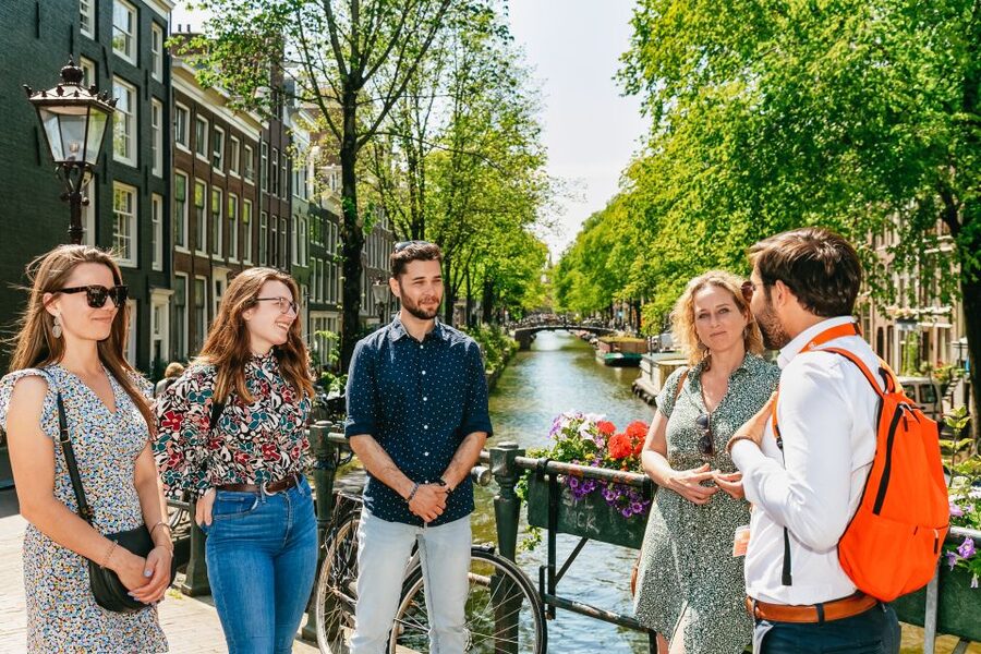Amsterdam: Historical Highlights Walking Tour with Tasting - Canals, bridges, and the city built on trade