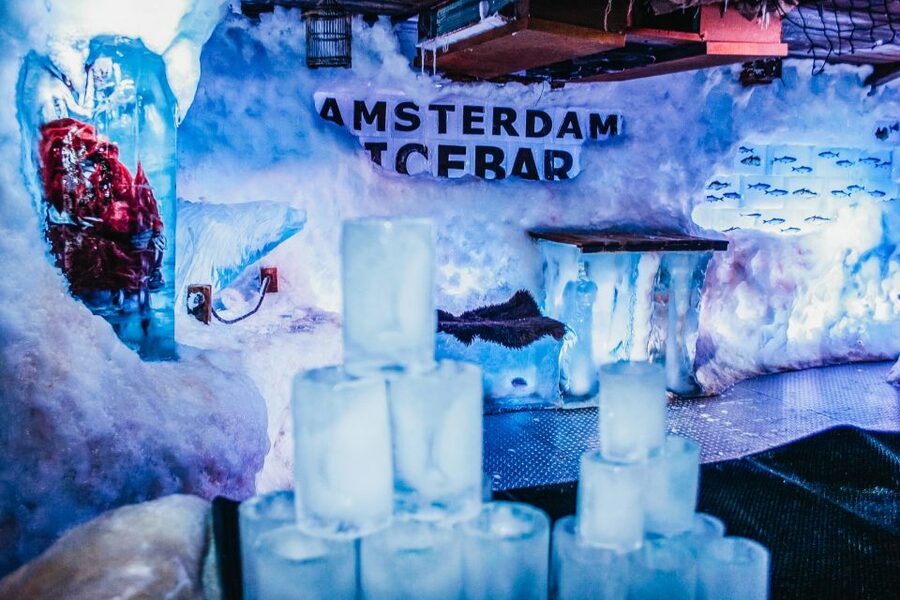 Amsterdam: Icebar Entry Ticket with 3 Drinks - The warm lounge and first drink