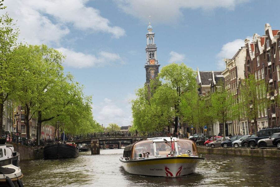 Amsterdam: Keukenhof and Zaanse Schans Live Guided Day Tour - The guides and drivers