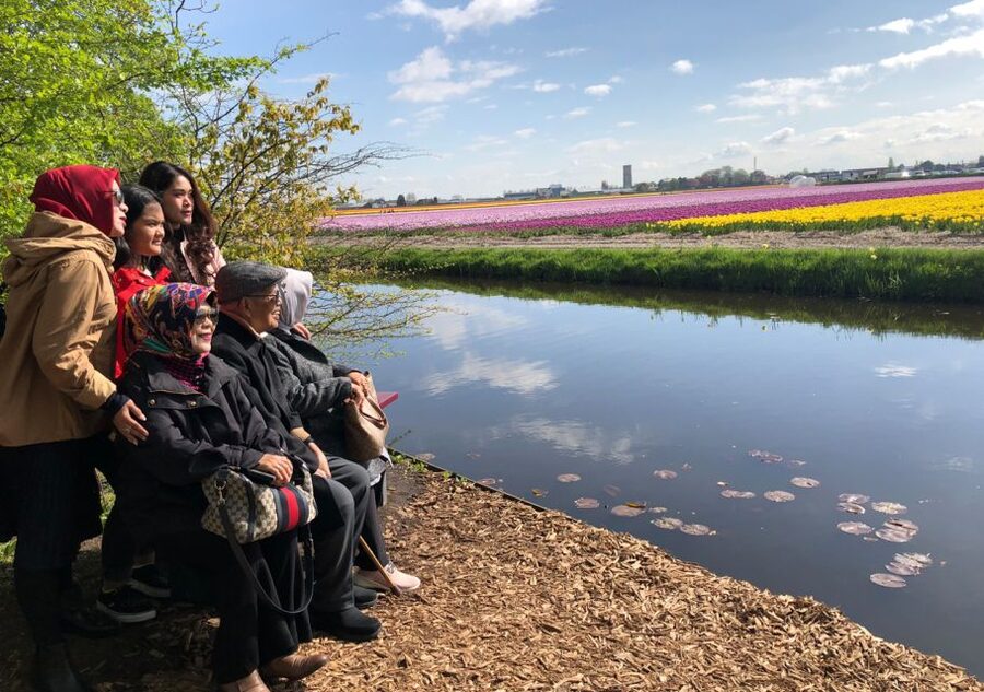 Amsterdam: Keukenhof Tulip Garden and Giethoorn Experience - Keukenhof: three and a half hours among spring flowers