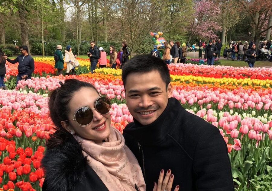 Amsterdam: Keukenhof Tulip Garden and Giethoorn Experience - Clothing, walking, and weather