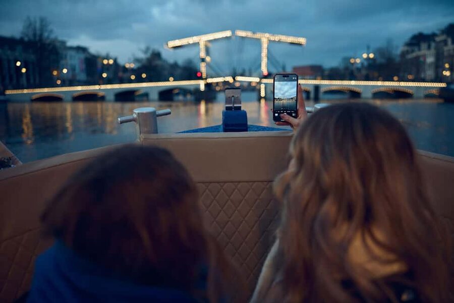 Amsterdam: Light Festival Boat with Unlimited Drinks Option - Amsterdam Centraal and NEMO Science Museum