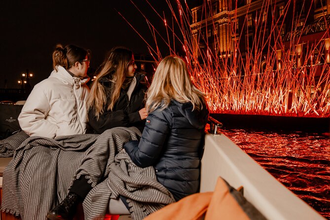 Amsterdam Light Festival: Canal Cruise + Bite & Unlimited Drinks - Meeting at Prins Hendrikkade 33A