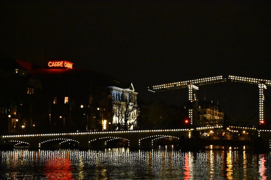 Amsterdam: Light Festival Heated Cruise with Drinks & Snacks - The guides can make or break the atmosphere