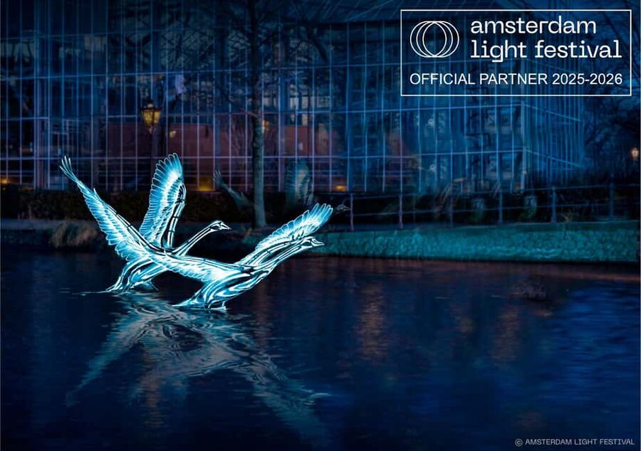 Amsterdam Light Festival Live Commentary & Optional Drinks - The heated electric boat makes winter sightseeing easier