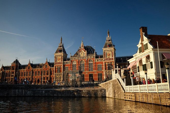 Amsterdam Light Festival: Saloon Boat Cruise + Hot Drinks & Bite - Seeing the Light Festival from the water