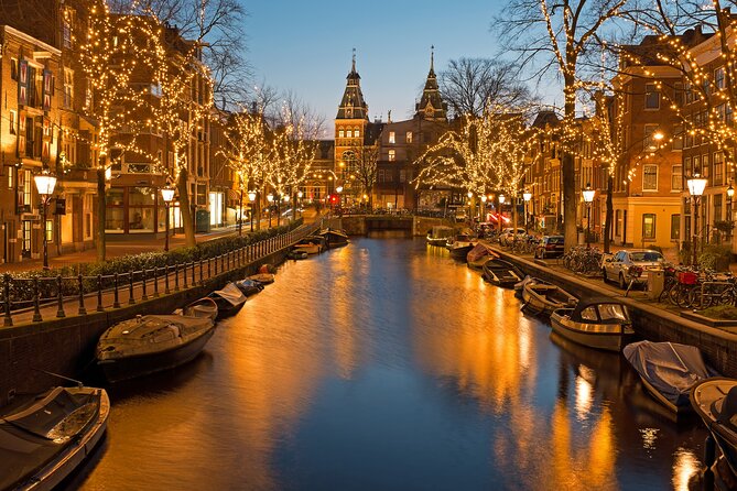 Amsterdam Light Festival Winter Walk with Stroopwafel Workshop - How much attention will you get in a group of 15?