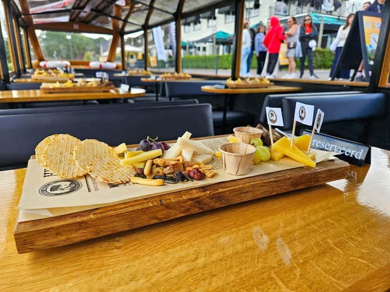 Amsterdam: Live GuideD Giethoorn Boat Tour & Cheese Platter - Why Giethoorn works best from the water