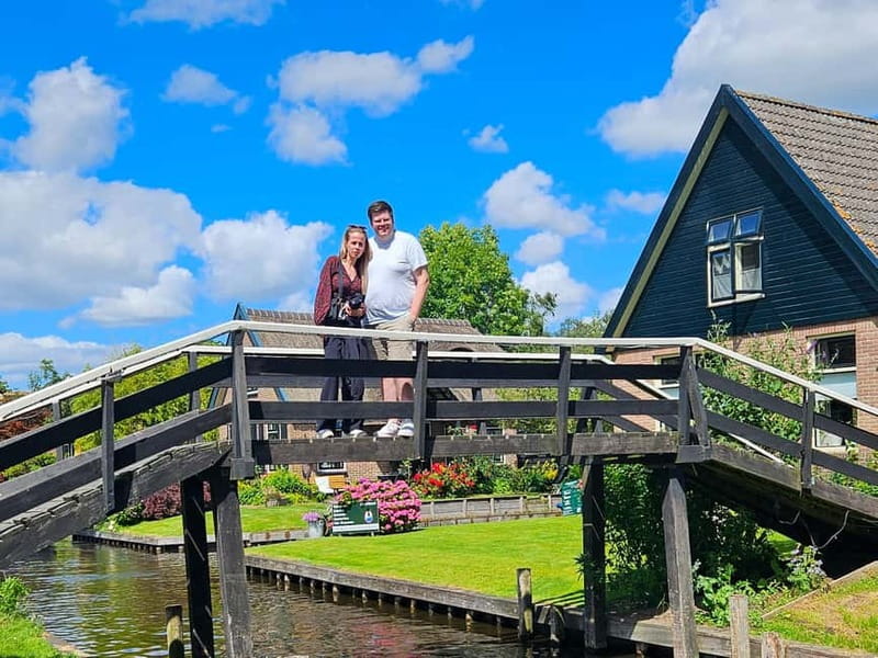 Amsterdam: Live GuideD Giethoorn Boat Tour & Cheese Platter - What the guide adds to the day