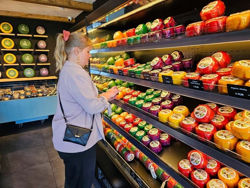 Amsterdam: Live GuideD Giethoorn Boat Tour & Cheese Platter - Practical tips for making the most of the day