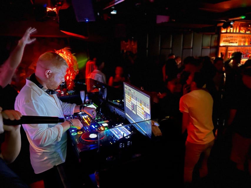 Amsterdam: Ludwig's Halloween Pub Crawl with VIP Club Entry - More than five bars, each with its own Halloween mood