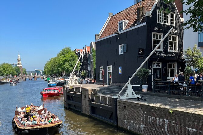 Amsterdam Luxury Boutique Boat tour with Unlimited Beer and Wine - The guide makes the difference