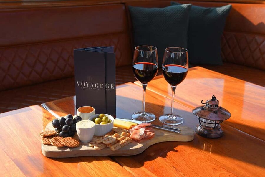 Amsterdam: Luxury Canal Cruise with Optional Snacks & Drinks - Boarding at d’Vijff Vlieghen on Keizersgracht