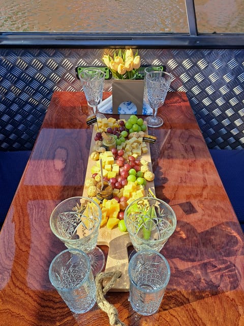 Amsterdam: Luxury Cheese & Wine Canal Cruise - A cheese tasting with Amsterdam views