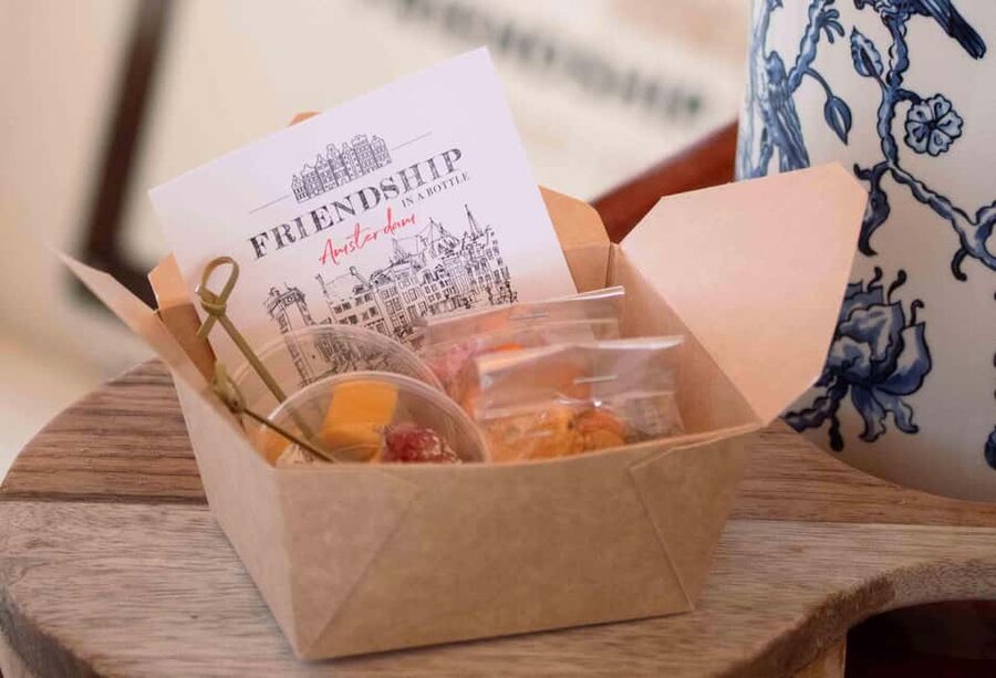 Amsterdam: Luxury Cruise Unlimited Cocktails & Snacks Option - Who should book this one-hour cruise?