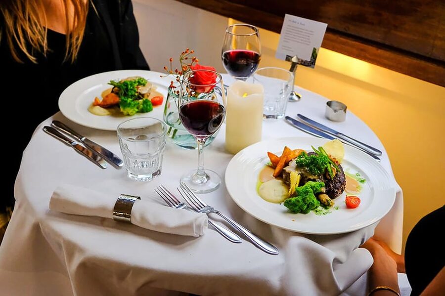 Amsterdam: Luxury Saloon Boat Cruise with 3-Course Dinner - The first canal views set the pace