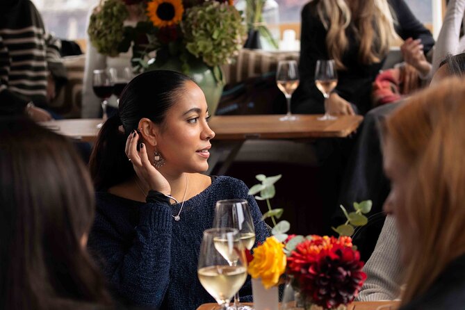 Amsterdam: Luxury Saloon Boat Cruise with Cocktails & Waffle - Why the route works well for a first look at Amsterdam