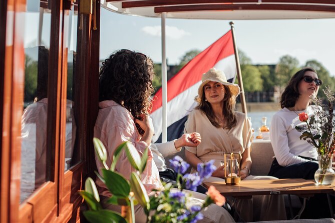 Amsterdam: Luxury Saloon Boat Cruise with Cocktails & Waffle - Magere Brug and the final stretch