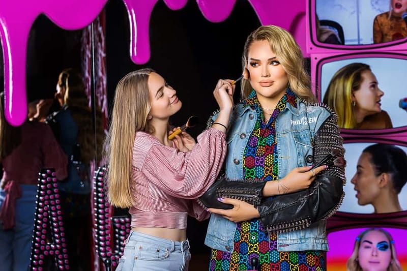 Amsterdam: Madame Tussauds Ticket - Trying the TV studio and runway